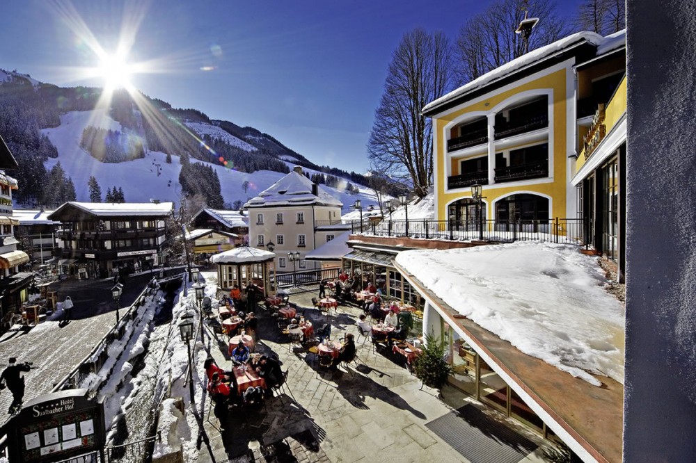 Sonnenterrasse des Saalbacher Hofs im Winter