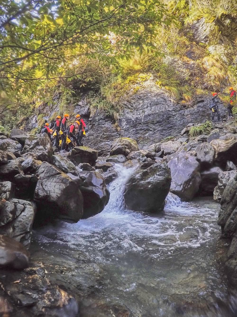 Canyoning in einer Klamm in Saalbach width=