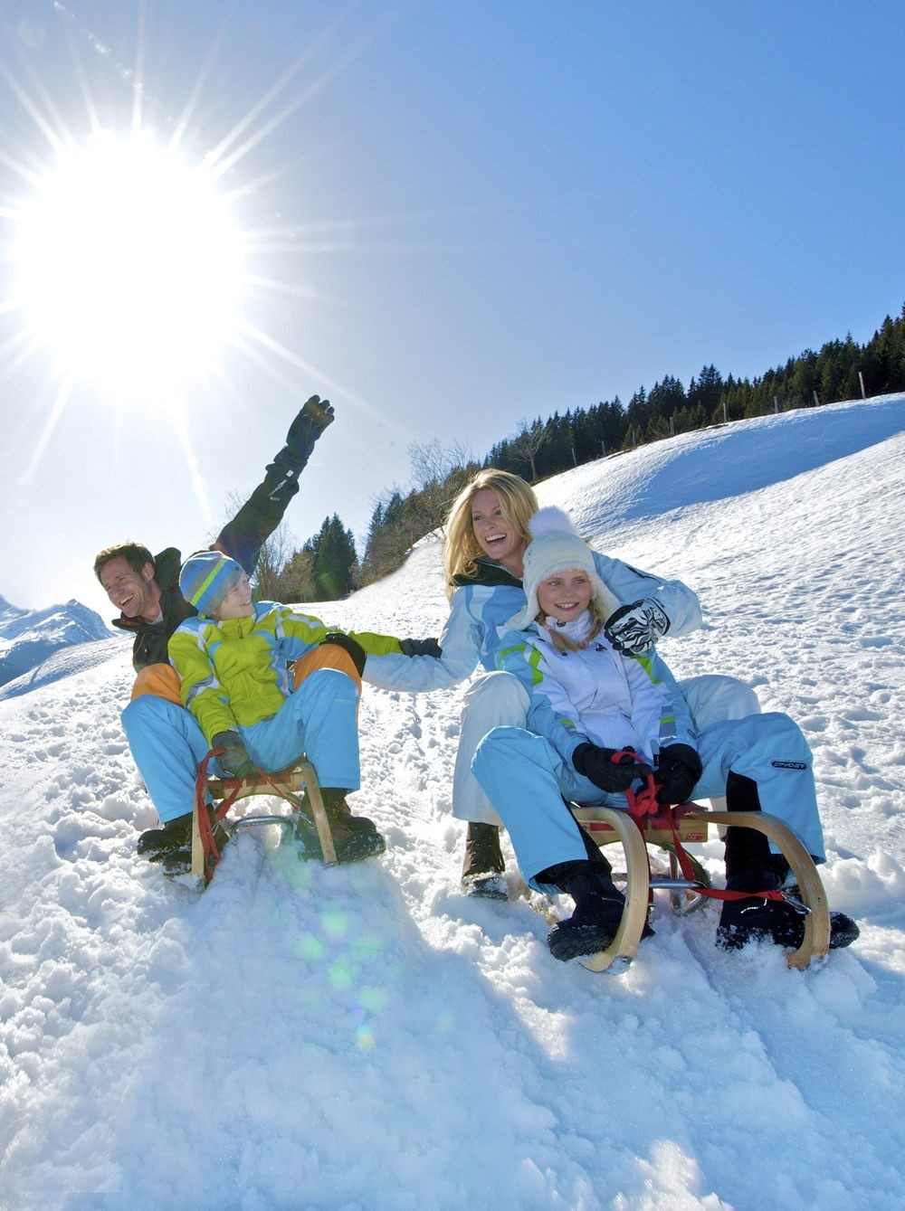 Rodeln mit der Familie in Saalbach width=