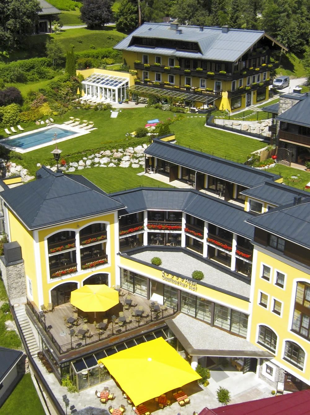 Hotel Saalbacher Hof im Sommer width=