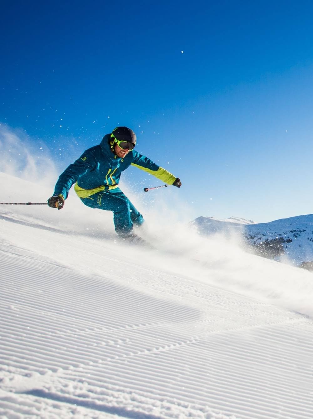 Paar beim Skifahren in Saalbach width=