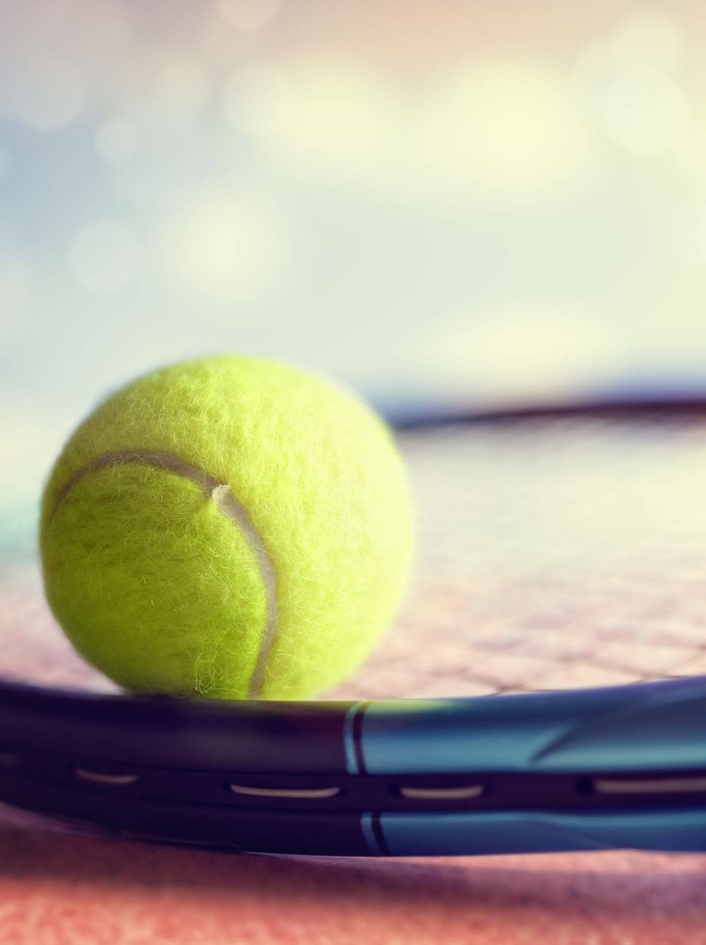 Tennis spielen am hauseigenen Tennisplatz im Hotel Saalbacher Hof width=