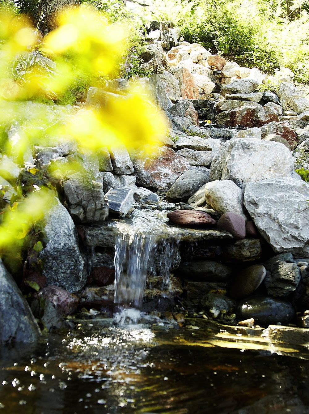 Idyllischer Wasserfall im Garten des Hotel Saalbacher Hof width=