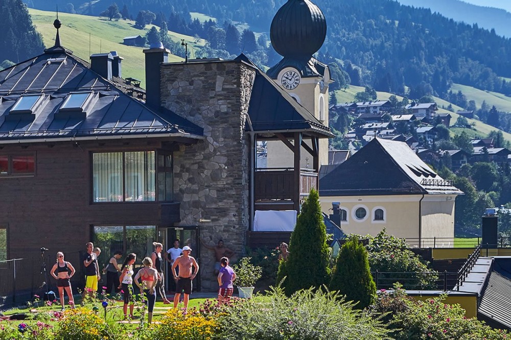 Power Workout im Garten des Hotel Saalbacher Hof