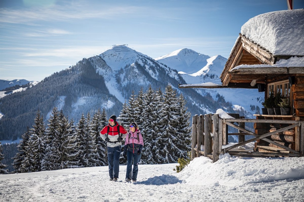 Winterwandern in tief verschneiten Landschaften um Saalbach