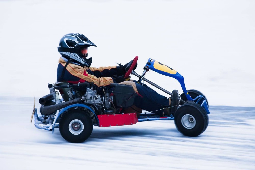 Gas geben beim Icekart fahren in Saalbach